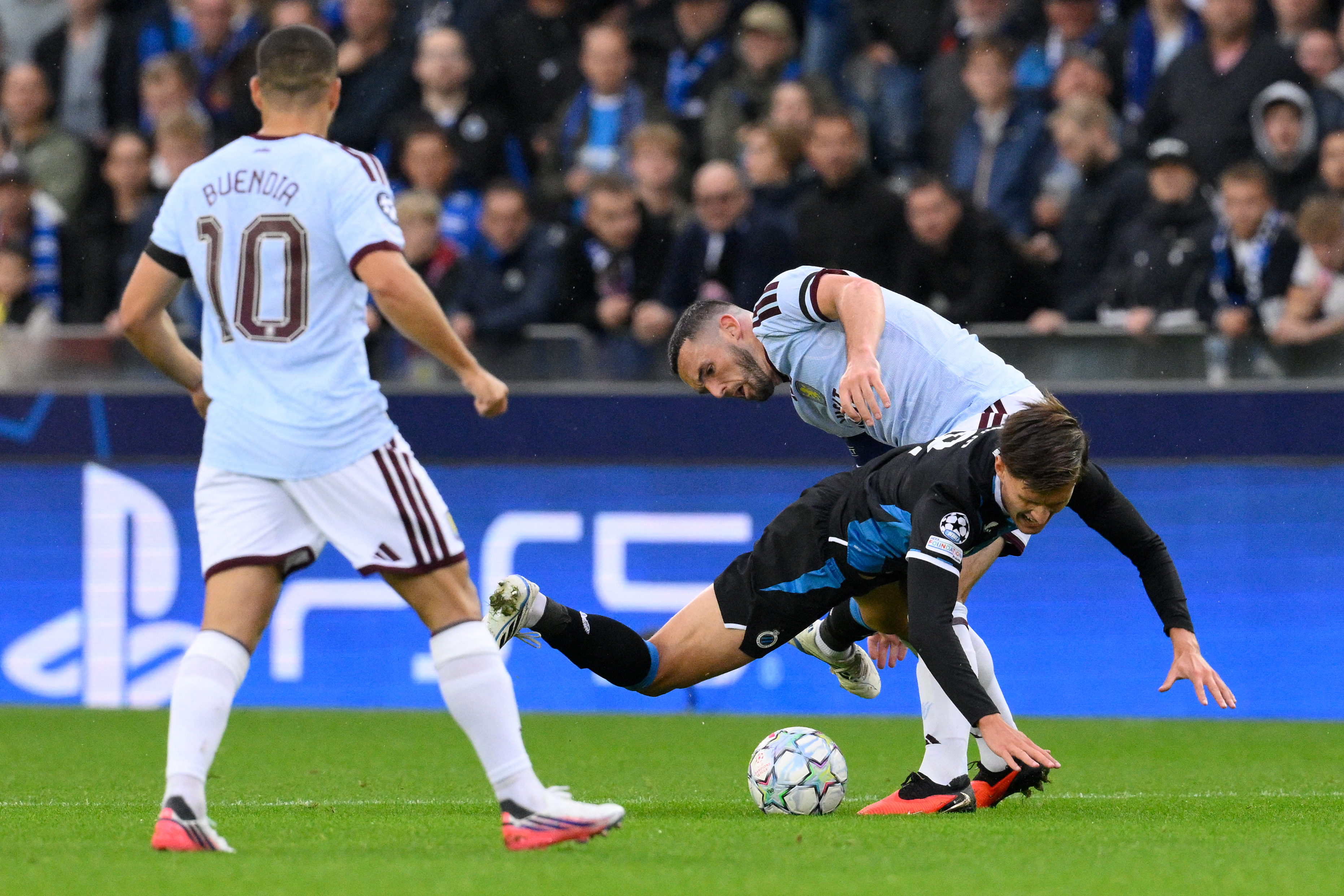 Aston Villa's Scottish midfielder #07 John McGinn (R) fights for the ball with Club Brugge's English midfielder #08 Freddie Potts  during the UEFA Champions League - League phase, Matchday 1 - football match between Club Brugge KV and Aston Villa FC at th