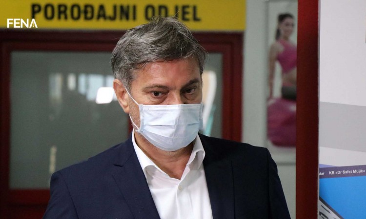 210420_slika_Zvizdić posjetio HNK i uručio donaciju Kantonalnoj bolnici u Mostaru