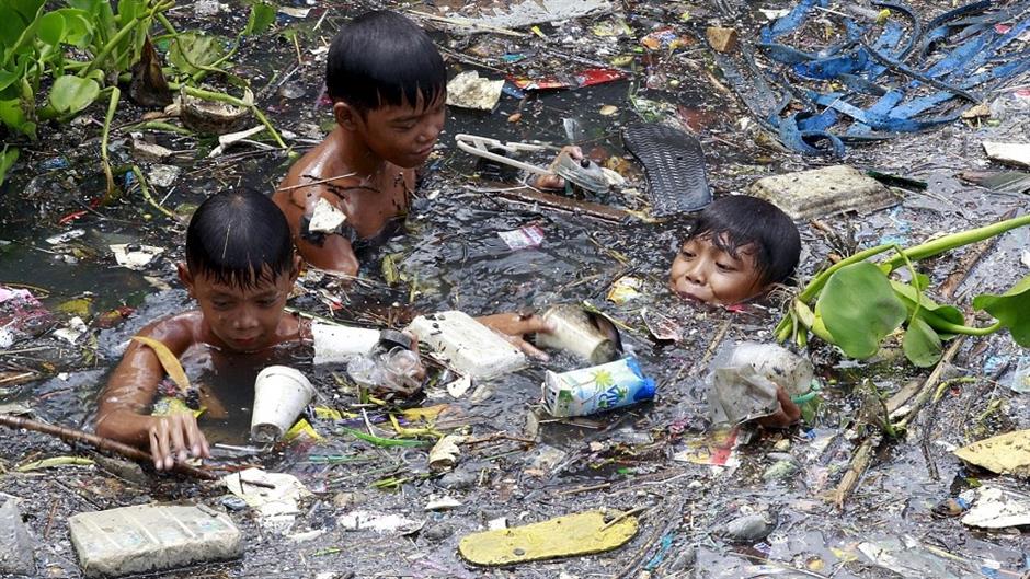2A29C62300000578-3148193-Dangerous_Children_in_the_Philippines_are_risking_their_lives_to-a-11_1435912665033