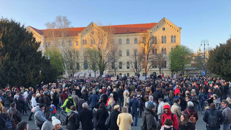 55489240_360953681162016_9154948659459129344_n