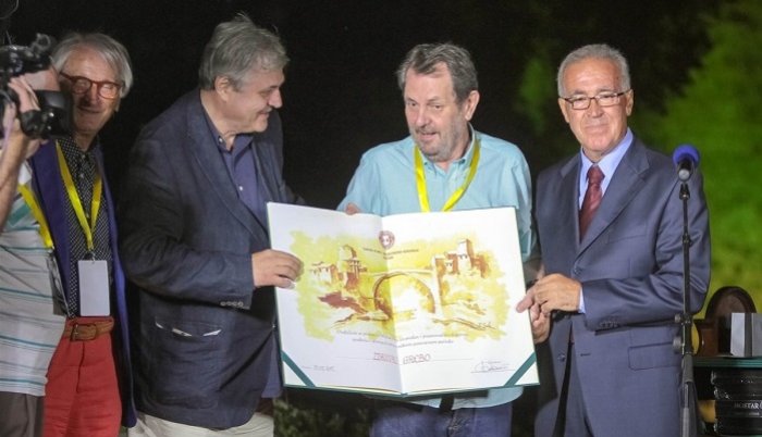 5c50425f-c0d8-4b57-9ccc-25c00a0a0a7e-prof-grebo-700x402