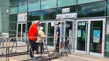 Čekanje pred Arenom u Zenici