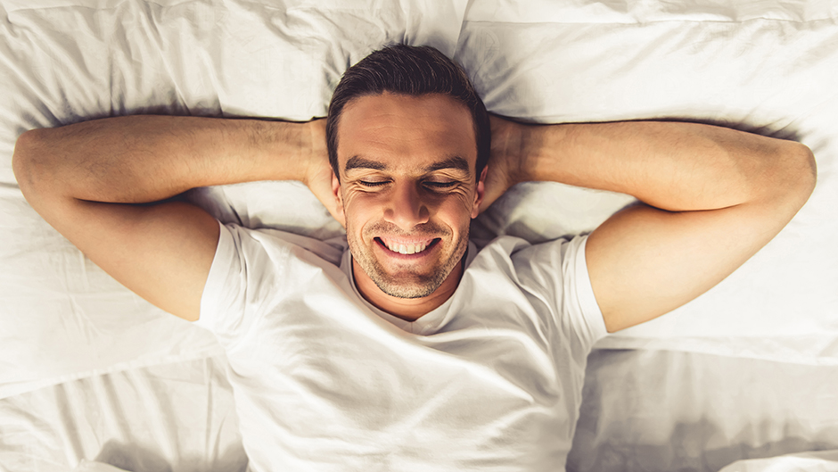 Lezanje-krevet-muskarac