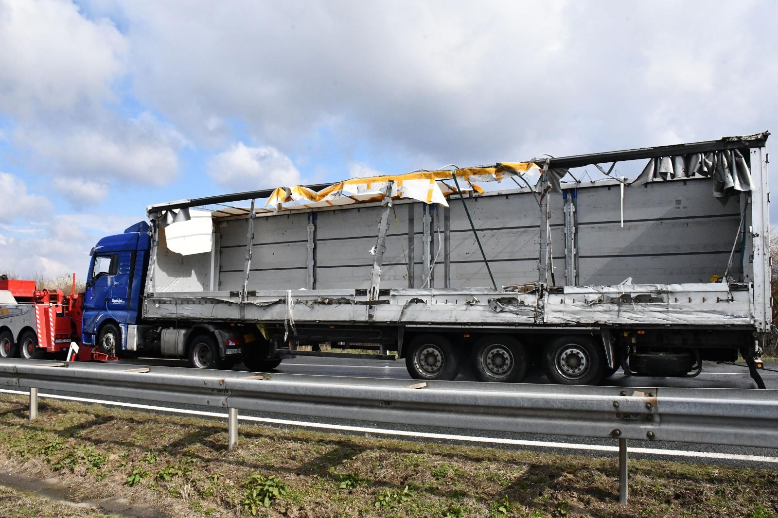 Četvero ljudi je poginulo u prevrtanju kamiona kod Okučana
