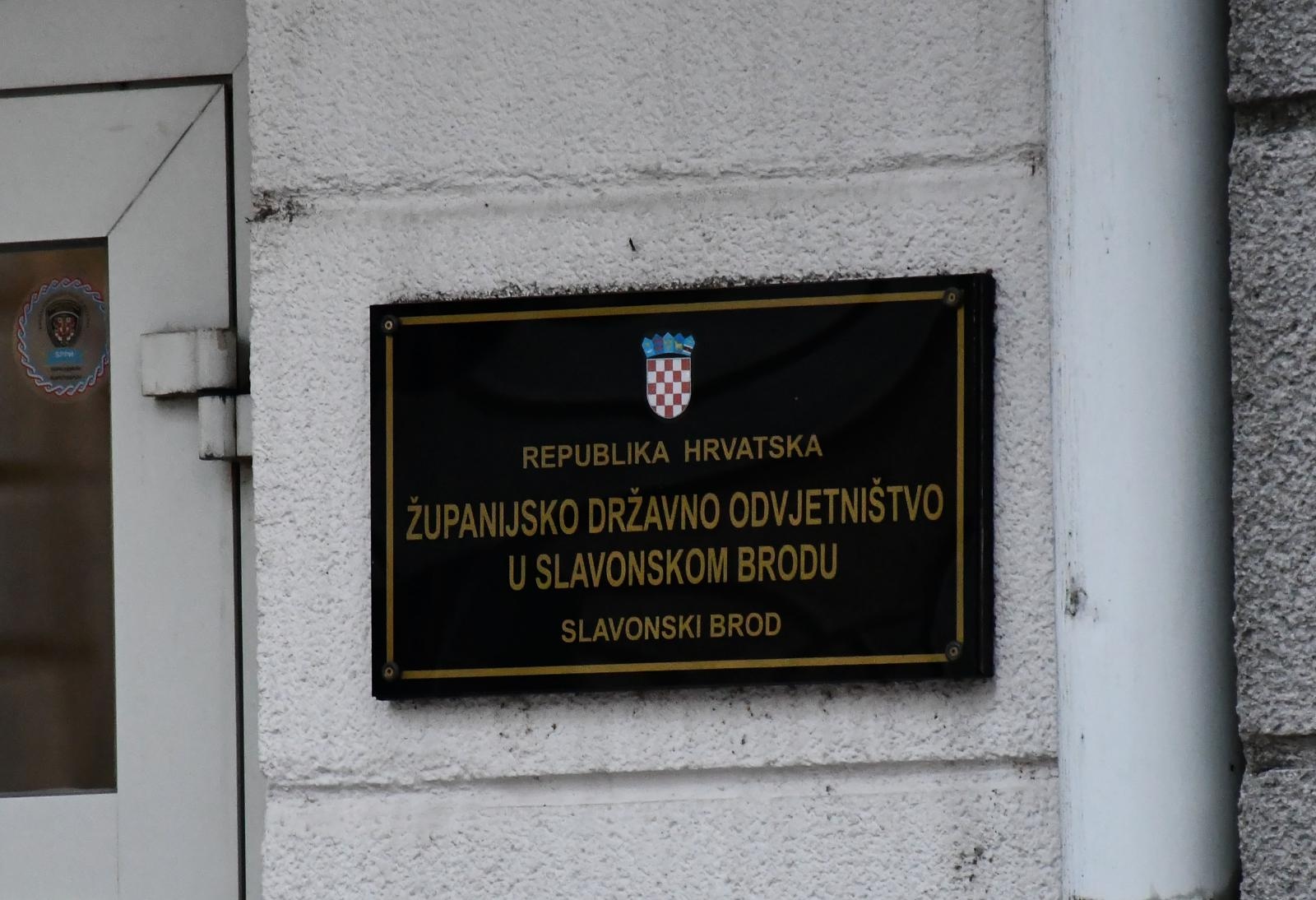 Slavonski Brod: Privođenje 21-godišnjaka kojeg se sumnjiči za ubojstvo oca