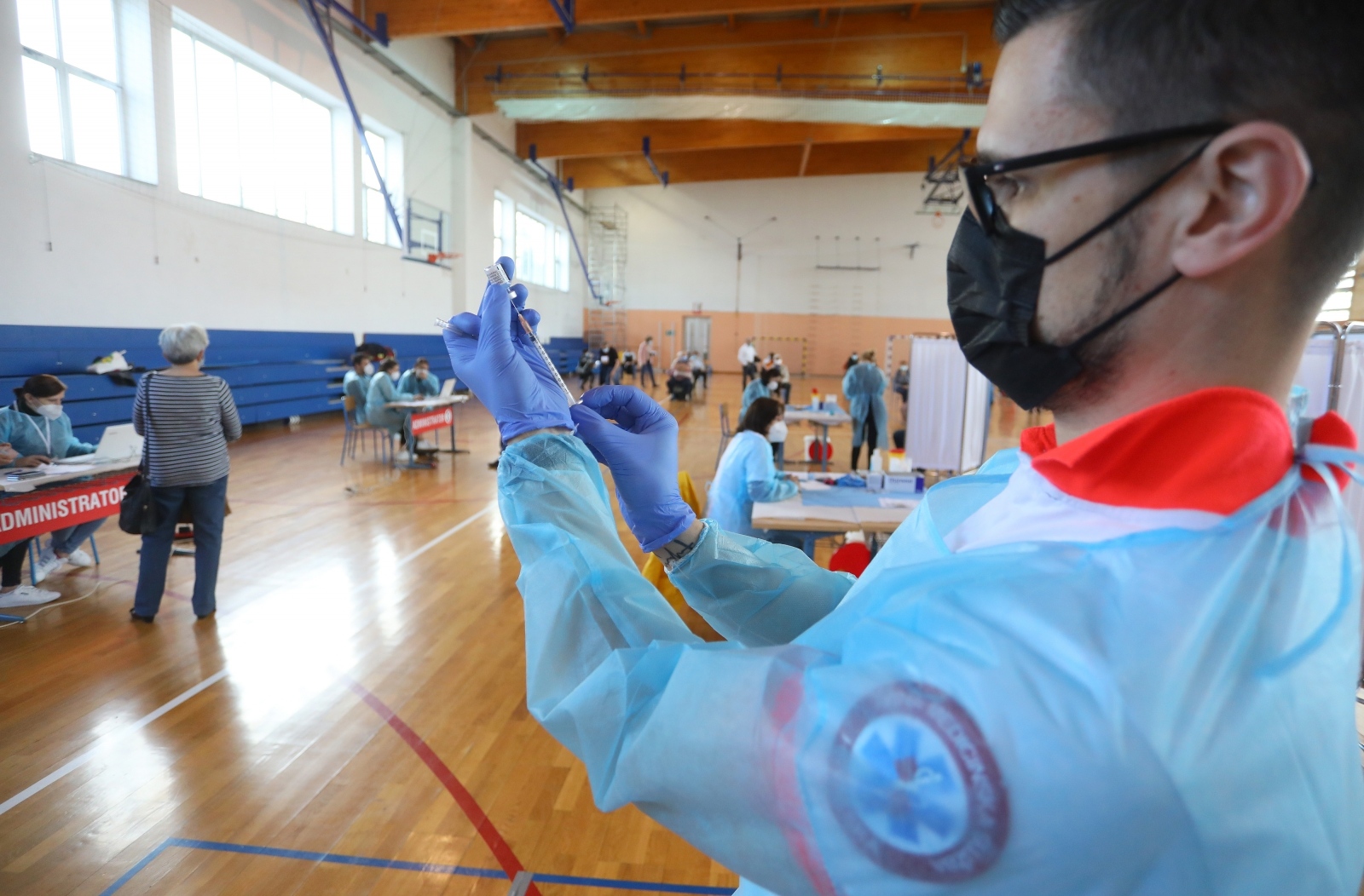 Karlovac: Masovno cijepljenje protiv covida-19 u sportskoj dvorani Ekonomske škole