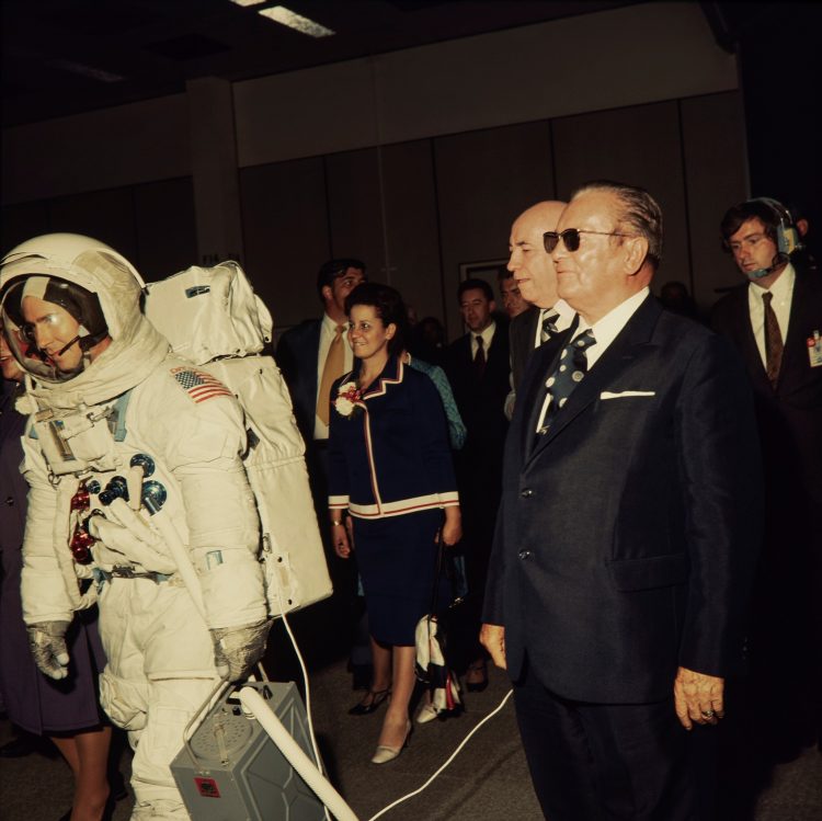 Poseta-predsednika-Tita-Vasionskom-centru-NASA-demonstracija-hoda-kosmonauta-po-Mesečevoj-površini-Hjuston-30.10.1971.-U-pozadini-iza-predsednika-Tita-je-Robert-Gilrut-direktor-NASA-750x749