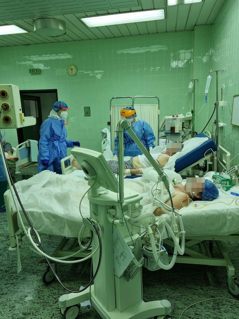 Prof.-dr.-Izetbegovic-sa-medicinskom-sestrom-u-Posebnom-respiratonom-centru-KCUS-768x1024.jpg