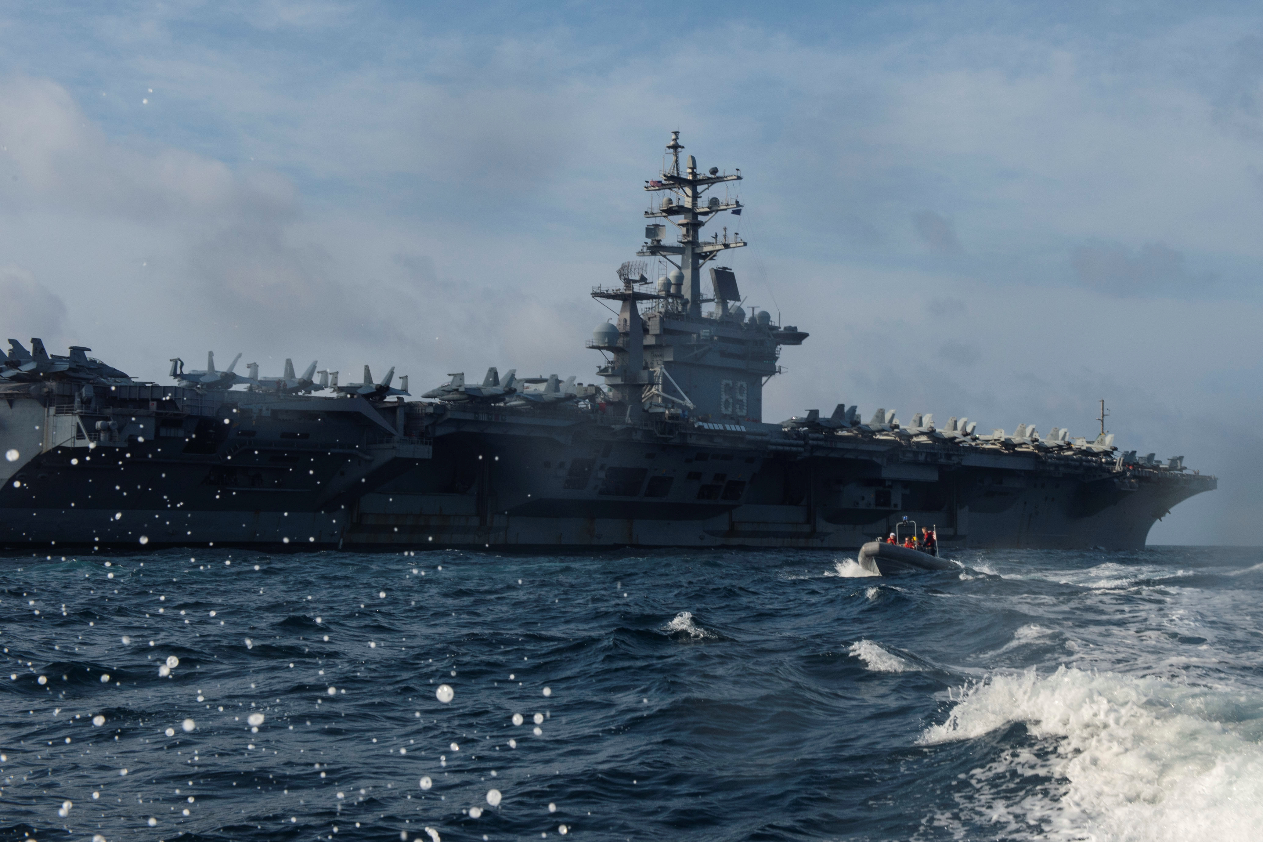 nosač aviona Eisenhower conducts small boat operations during a training exercise in the Arabian Sea