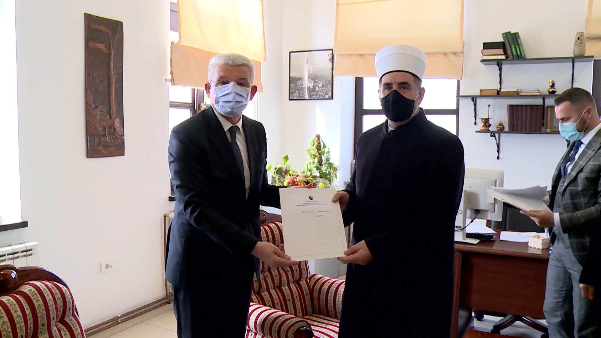 SA-DAFEROVIC KOD MUFTIJE PKG-ANM-1(20210326-180630261).mxf.00_00_16_21.Still001