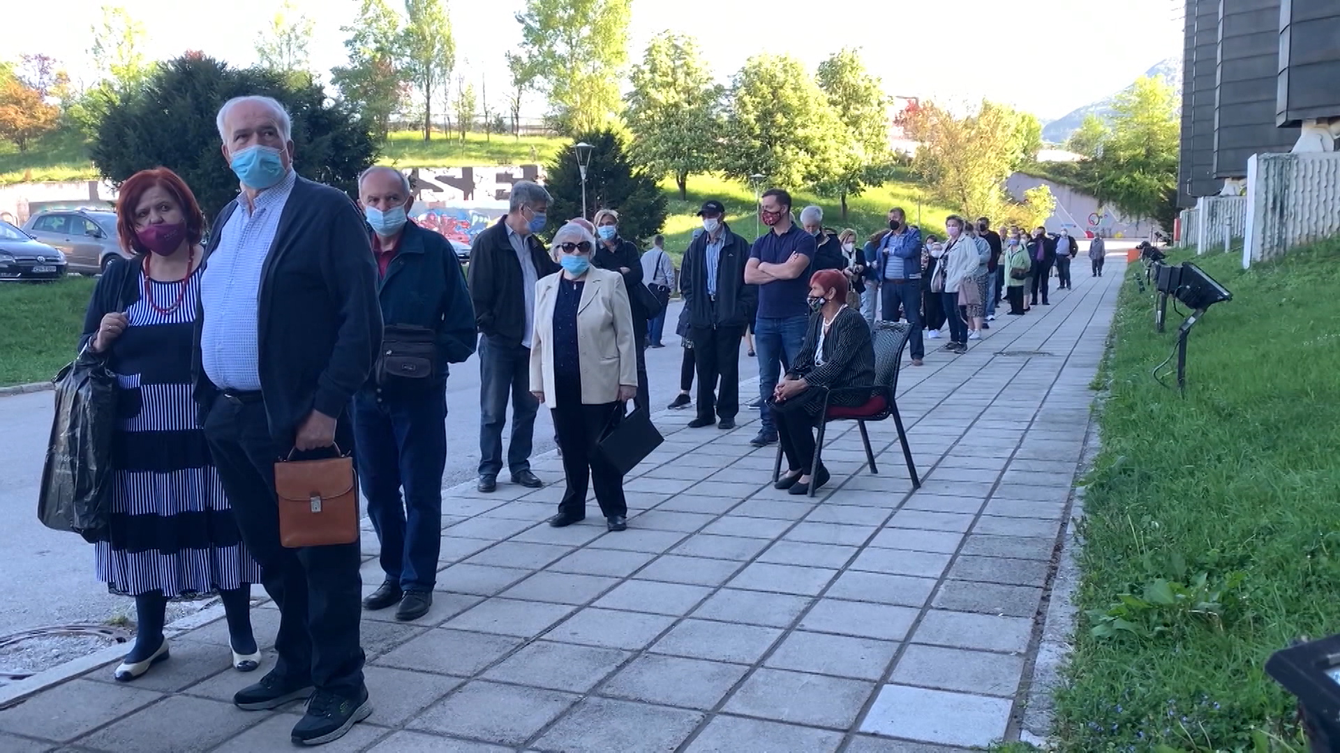 Građani čekaju na vakcinaciju ispred Zetre