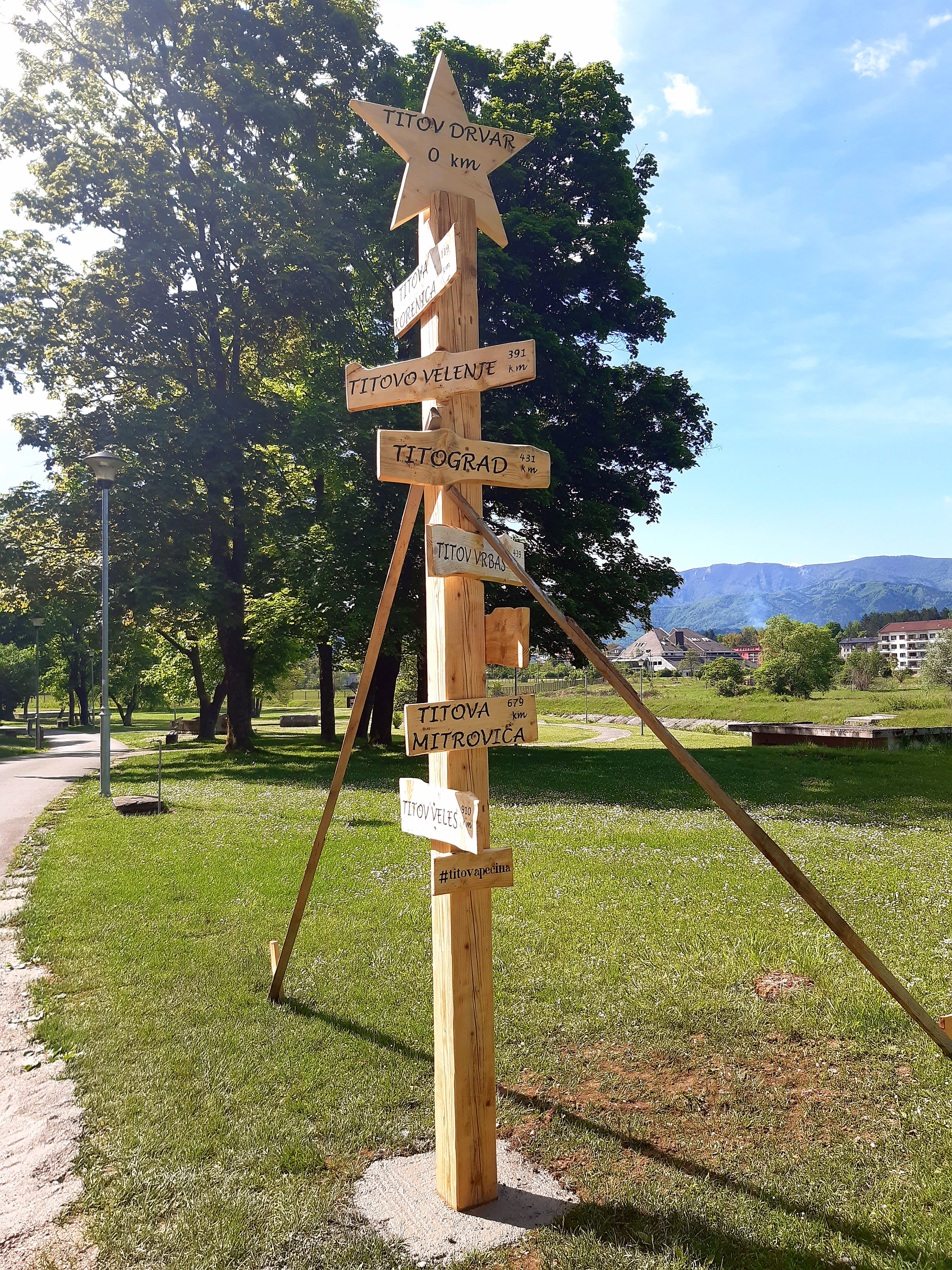 Дравар -  путоказ са натписима Tитов