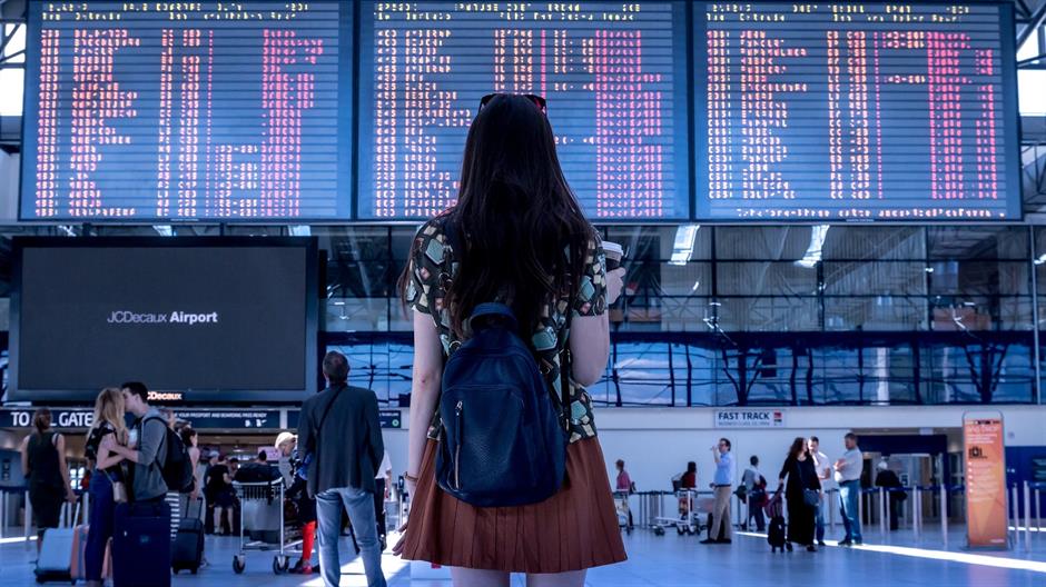 airport-2373727_1920