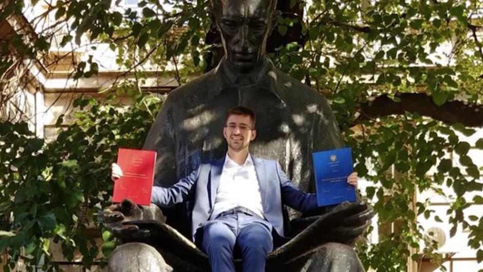 aksić dve diploma privatna arhiva