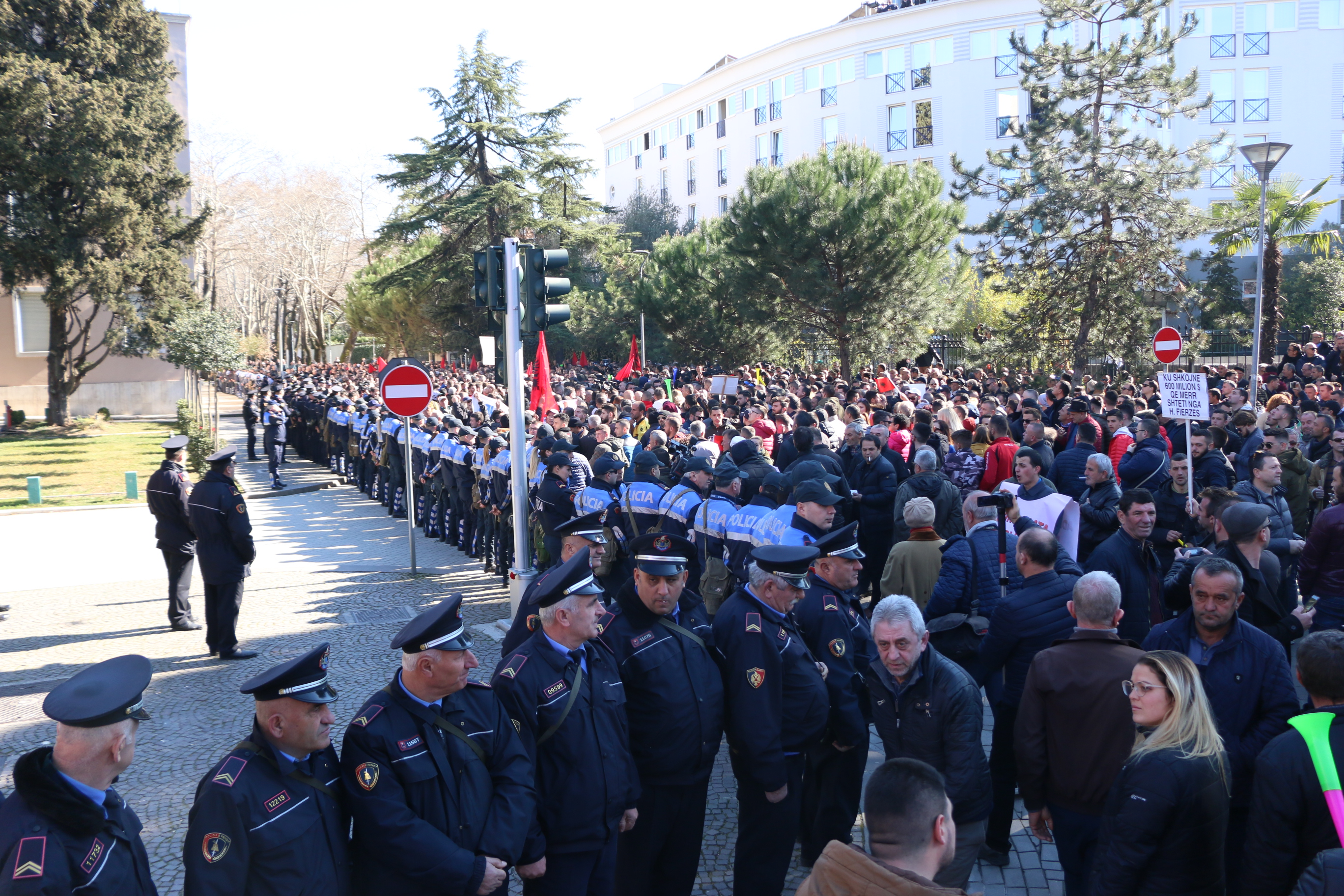 Albanija protesti opozicija policija