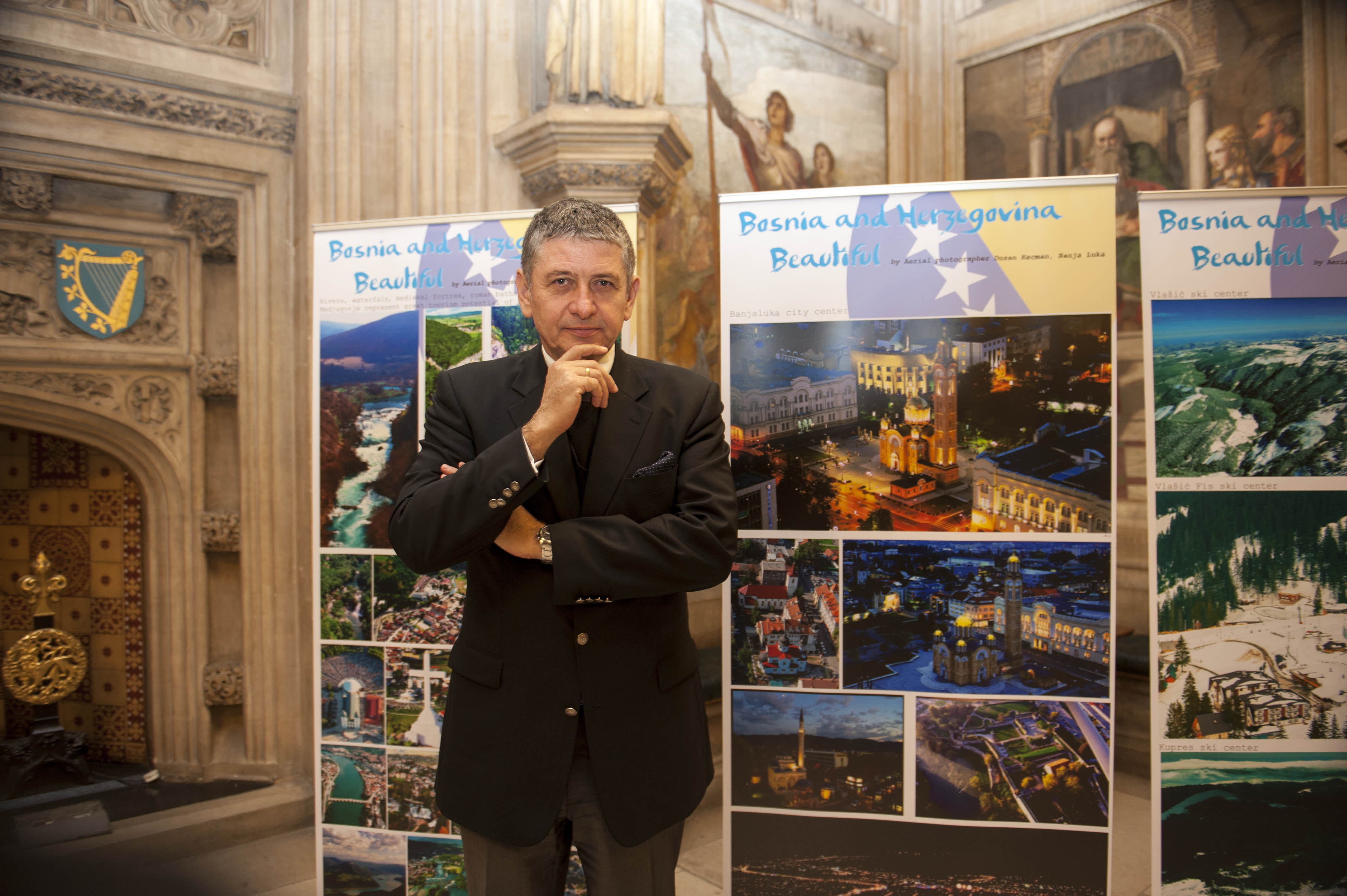 Ambasador Neskovic pored eksponata u Domu Lordova na izlozbi