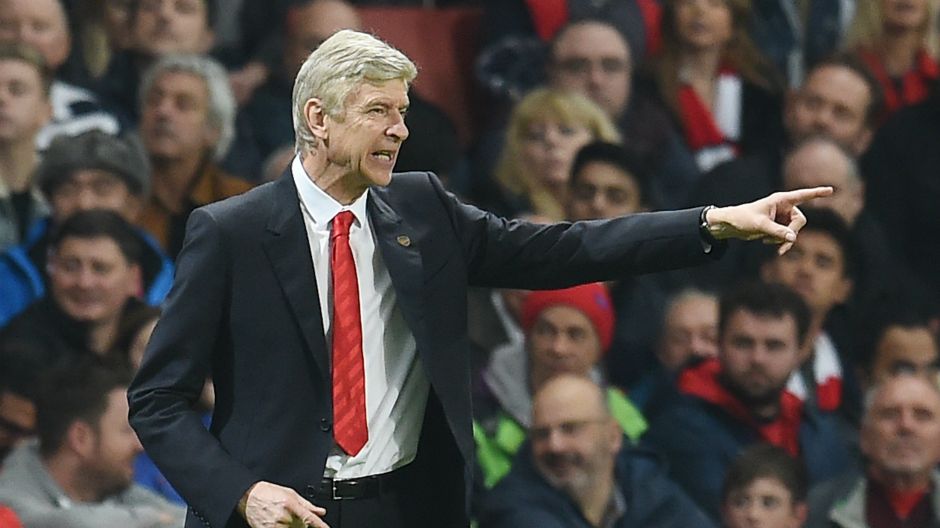 arsen wenger pokazuje prstom