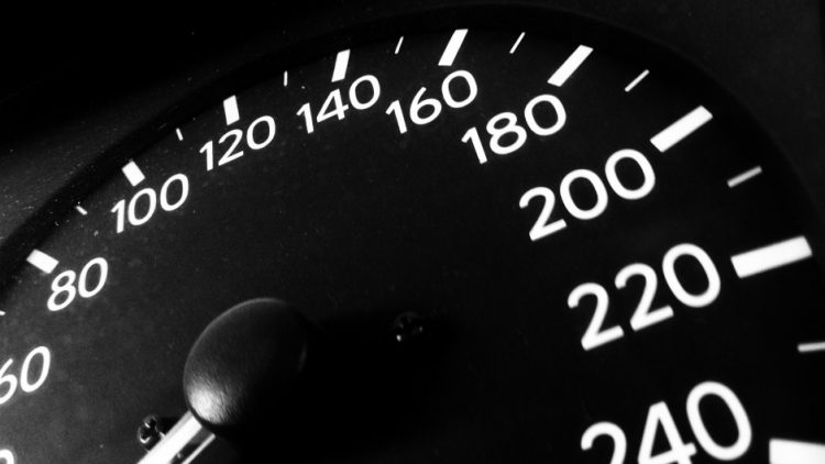 automobil-voznja-brzinomer-krupno-fourseasons-18130-750x422