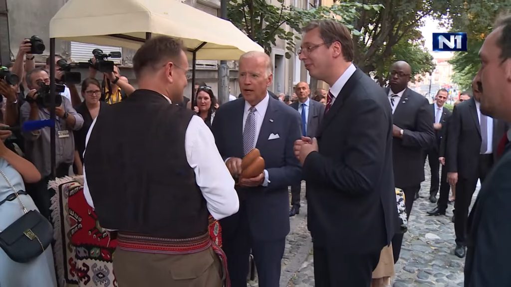 Bajden-i-Vucic-kupuju-opanke-u-Skadarliji-YouTube-0-10-1024x576