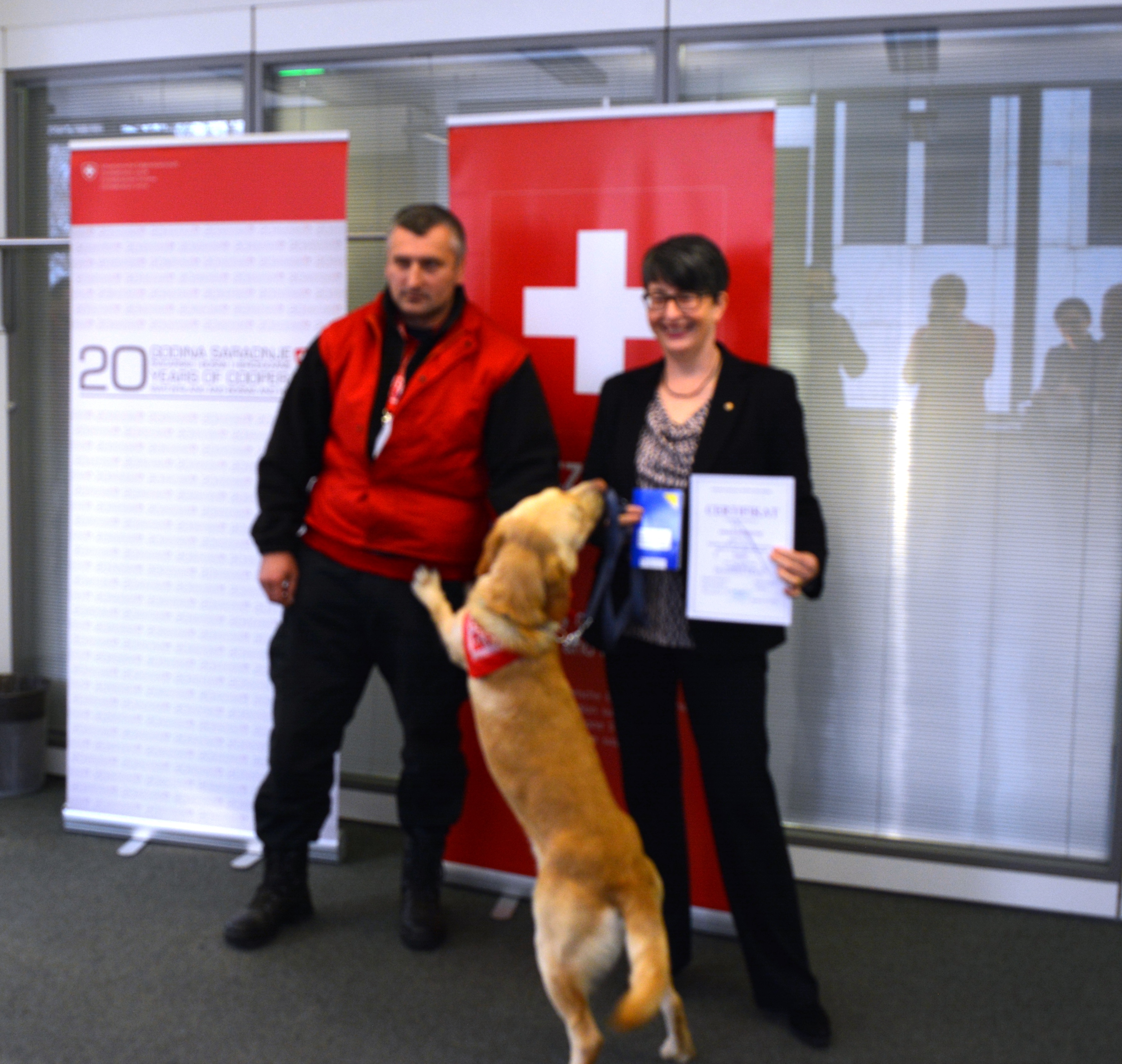 Barbara Dätwyler Scheuer i Mario Demirovic sa psom tragacem Smekijem