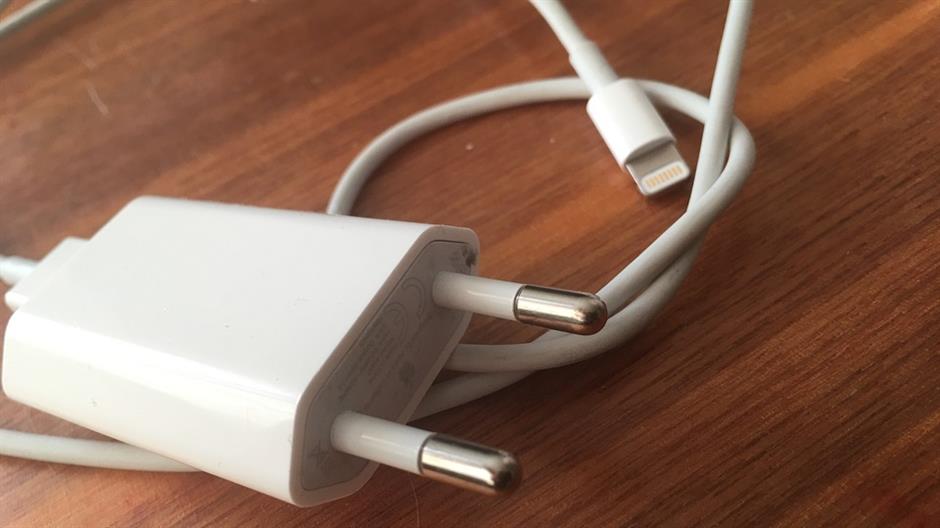 battery-charger-1304298_960_720