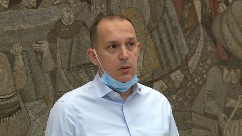 bg-live 4-1355-290620.13_54_39_12.Still001