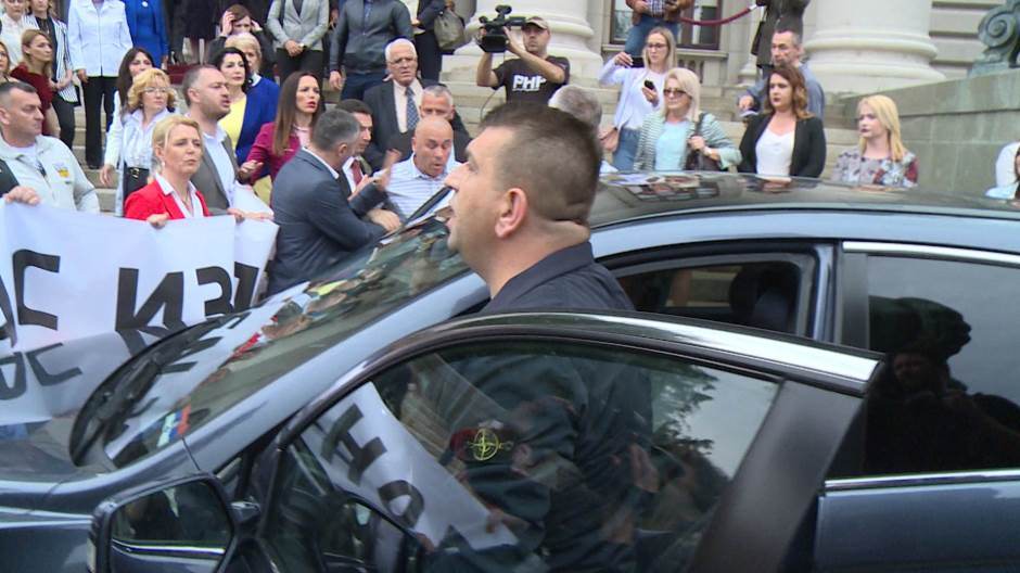 bg-skupstina-incident-270519-jdp-03_-9347FILE-20190527-162902379-.MXF.02_51_26_18.Still003