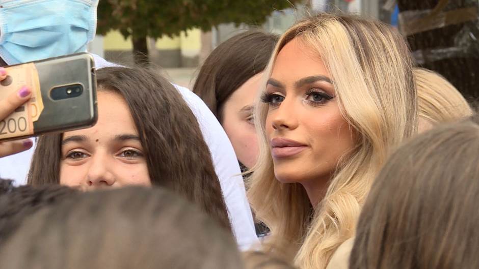 BG-TIKTOK PKG-051020-MMS(20201005-181043162).mxf.262_02.Still004