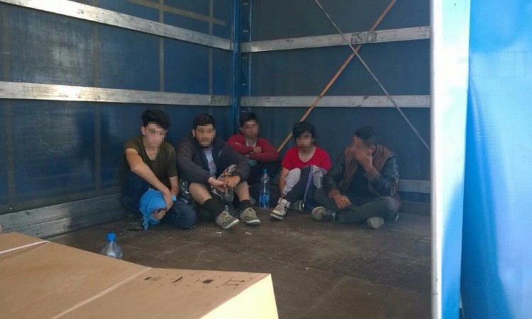 Bijeljina - ilegalni migranti otkriveni u prikolici