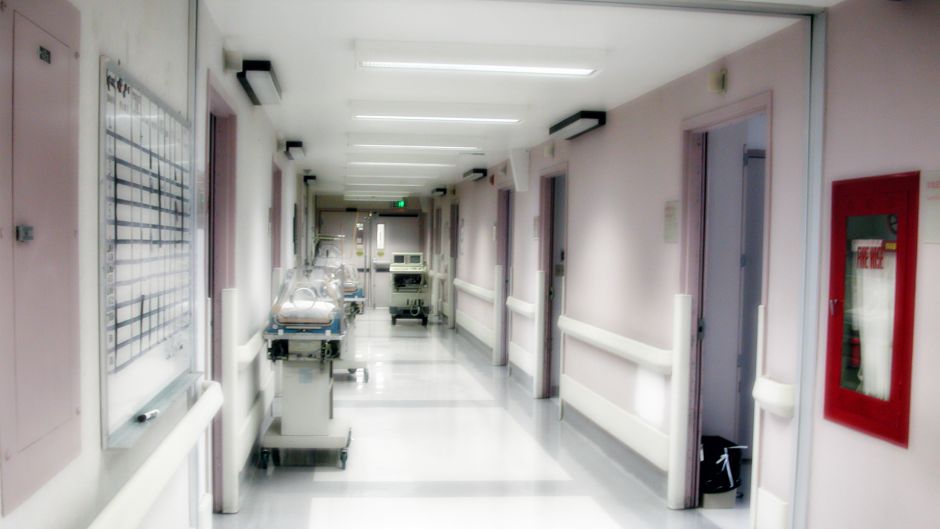 bolnica, hodnik (Jyn Meyer).jpg