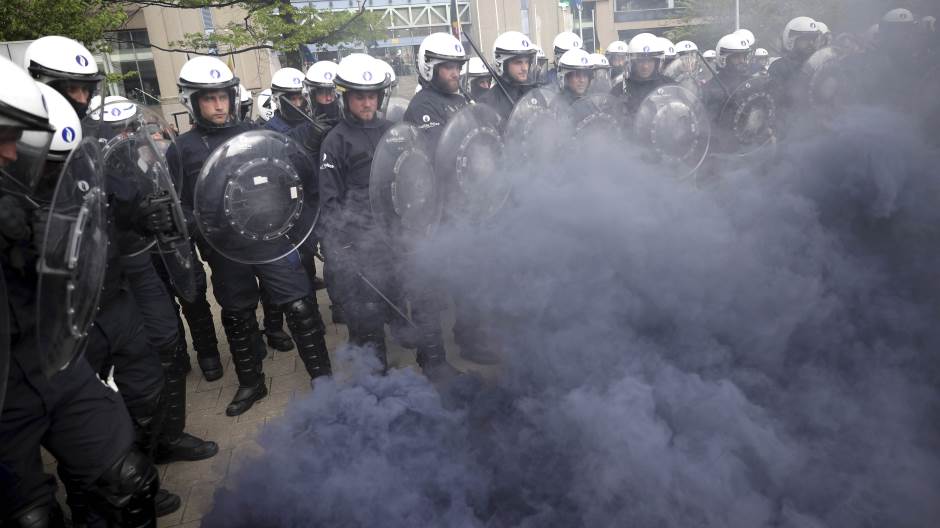 Brisel, protest, policija, suzavac, žuti prsluci