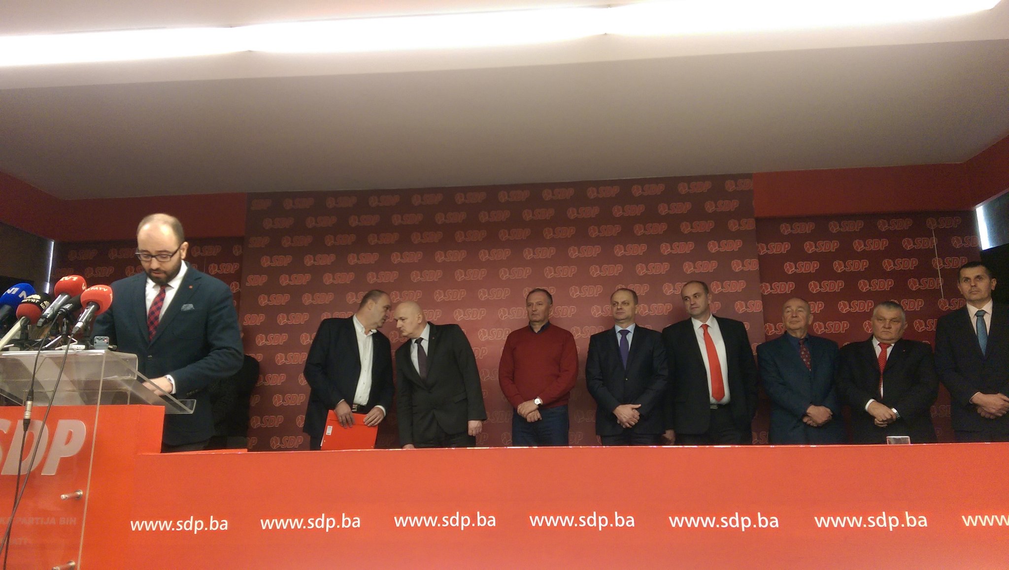 C14raX_WIAEo-sy.jpg large