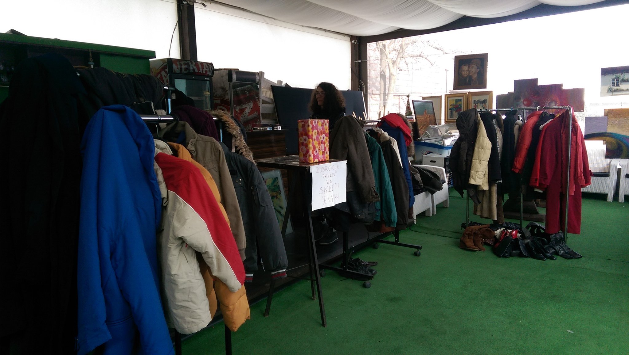 C2DCa_BW8AE4qel.jpg large