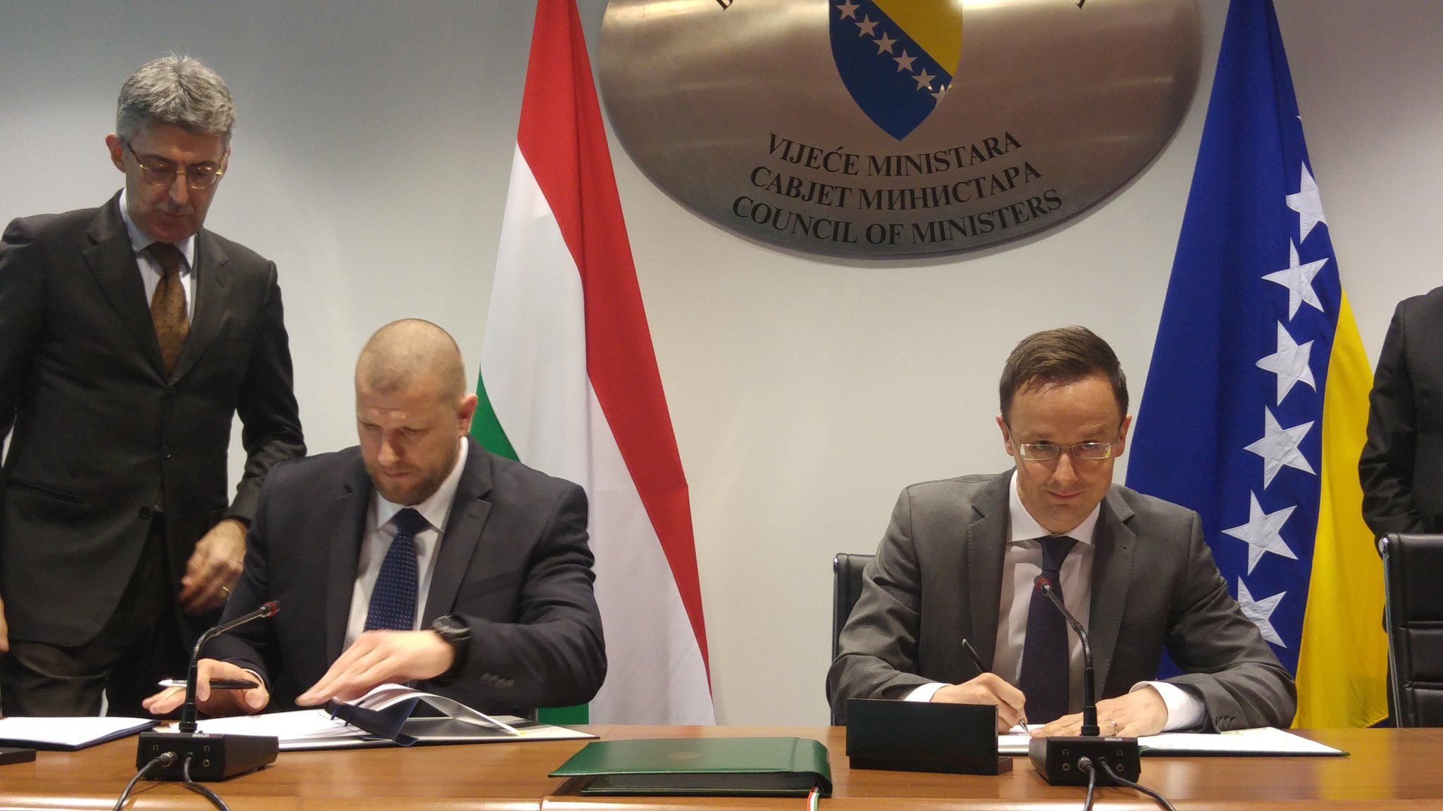 C57KnPdWQAE064J.jpg large