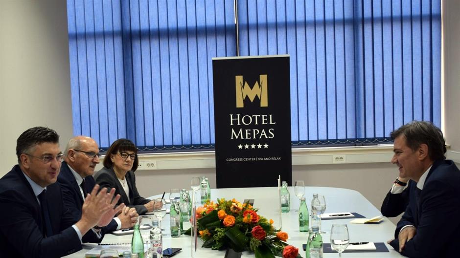 C8jee2FXcAA46VY.jpg large