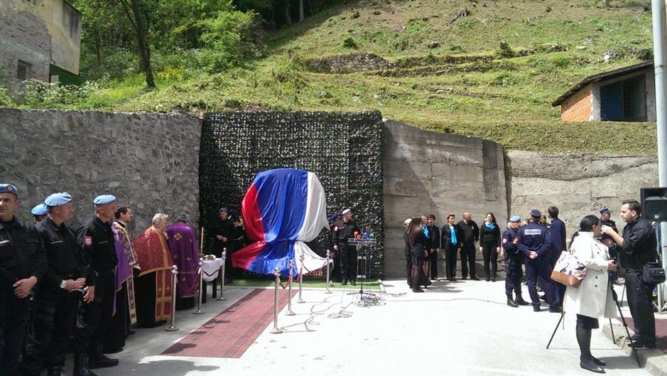 ChCna8iWIAAXHr2.jpg large