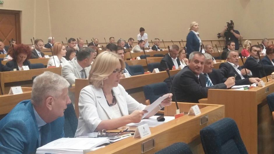 CnPs893W8AArxAE.jpg large