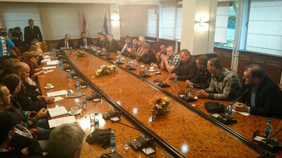 COnNTR6XAAAclex.jpg large