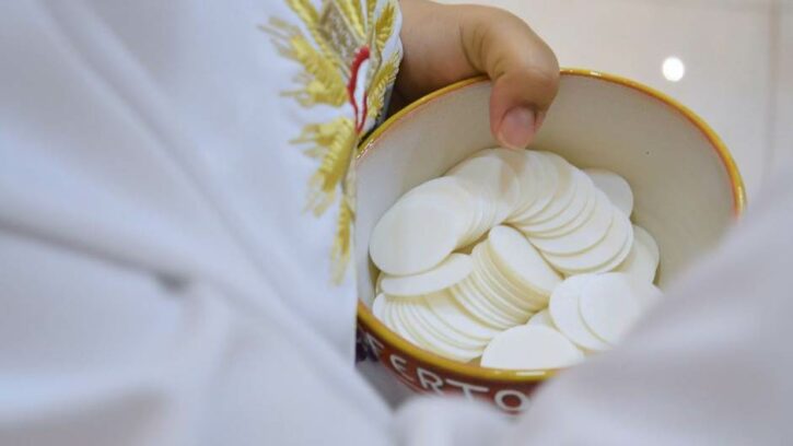 crkva-pricest-hostija-207635-725x408