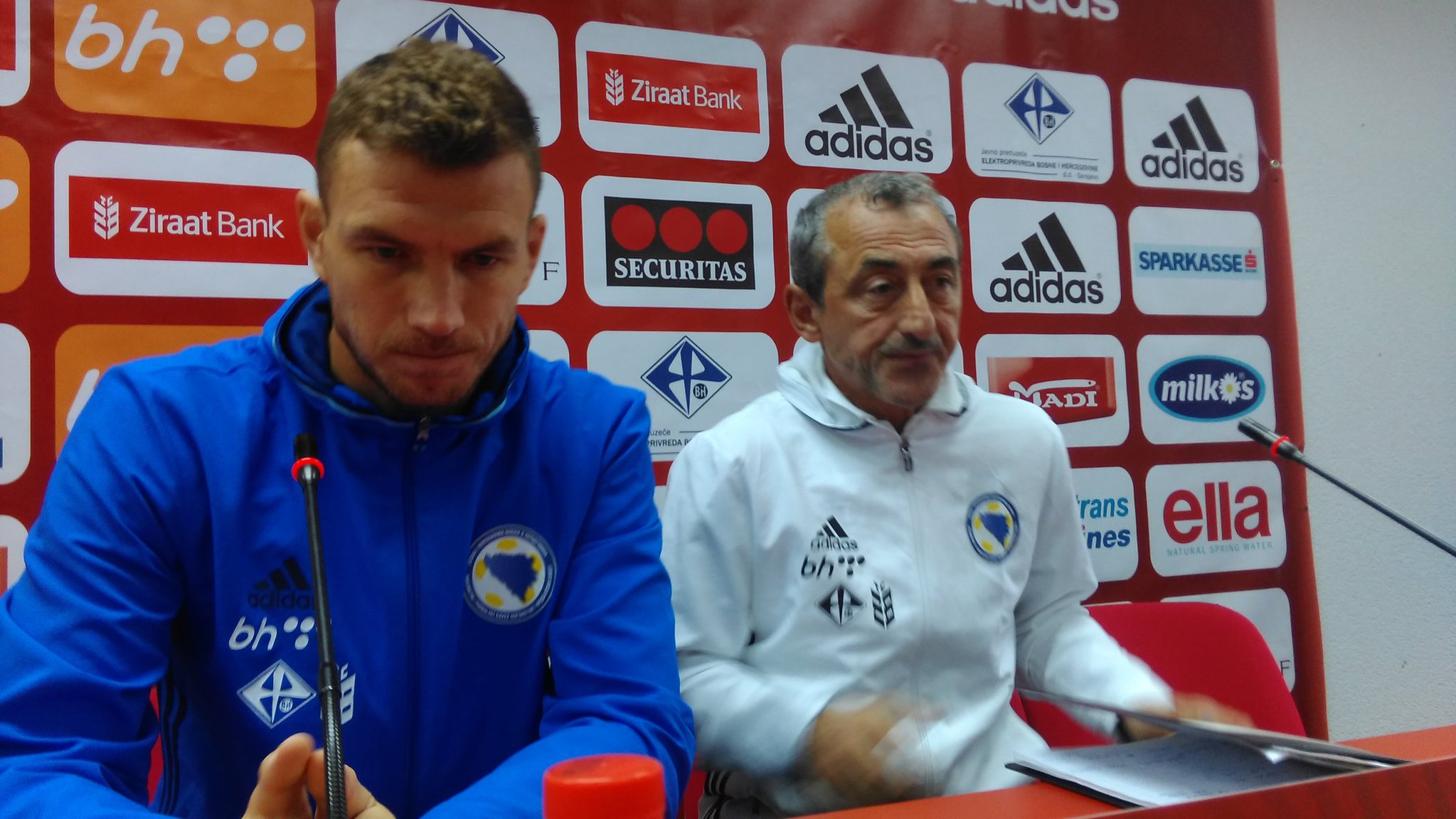 CuVaqziW8AAybYh.jpg large