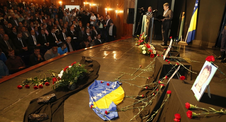 Cvijeće i zastava u znak počasti