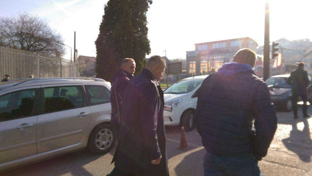 CwKdvGaWgAAbYVS.jpg large