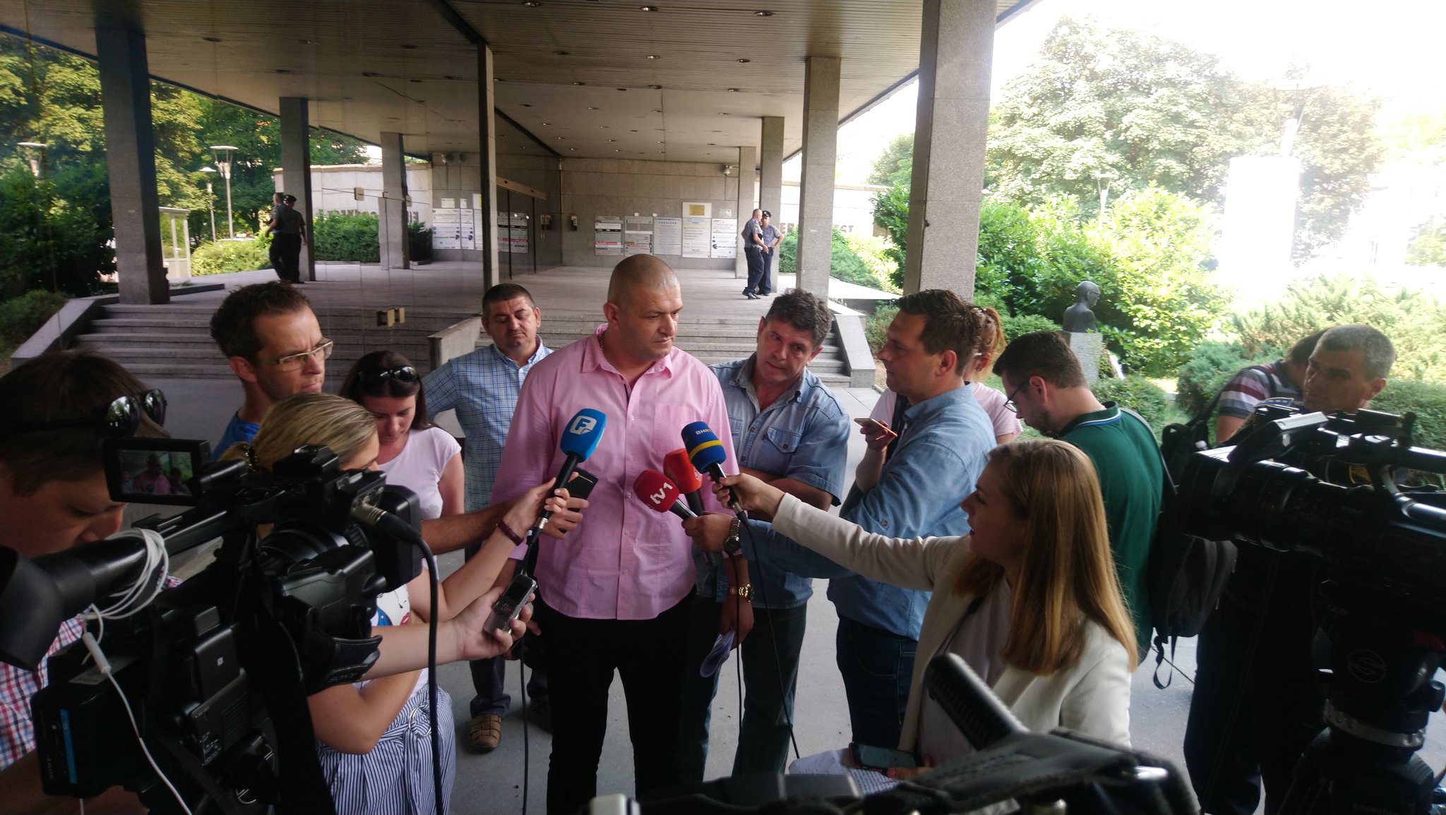 D-oSUvFWsAAW1VF.jpg large