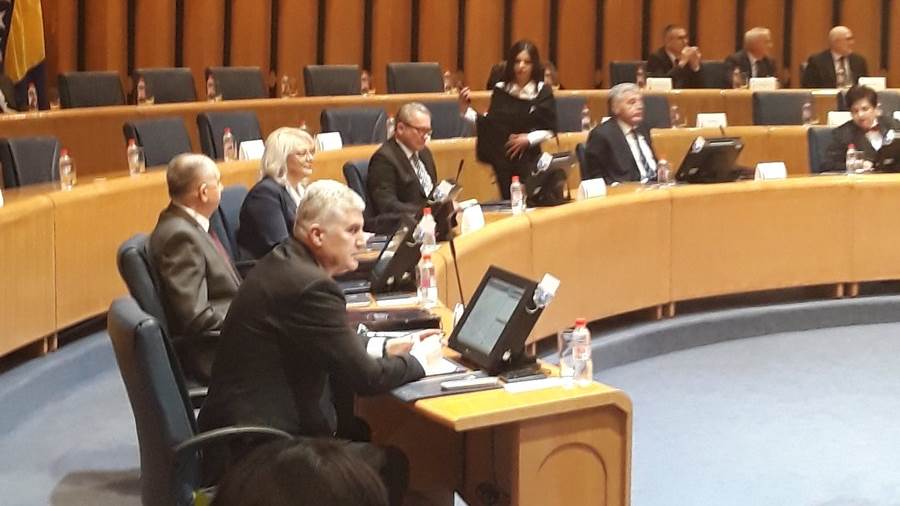 D0e6y4NWsAITKTL