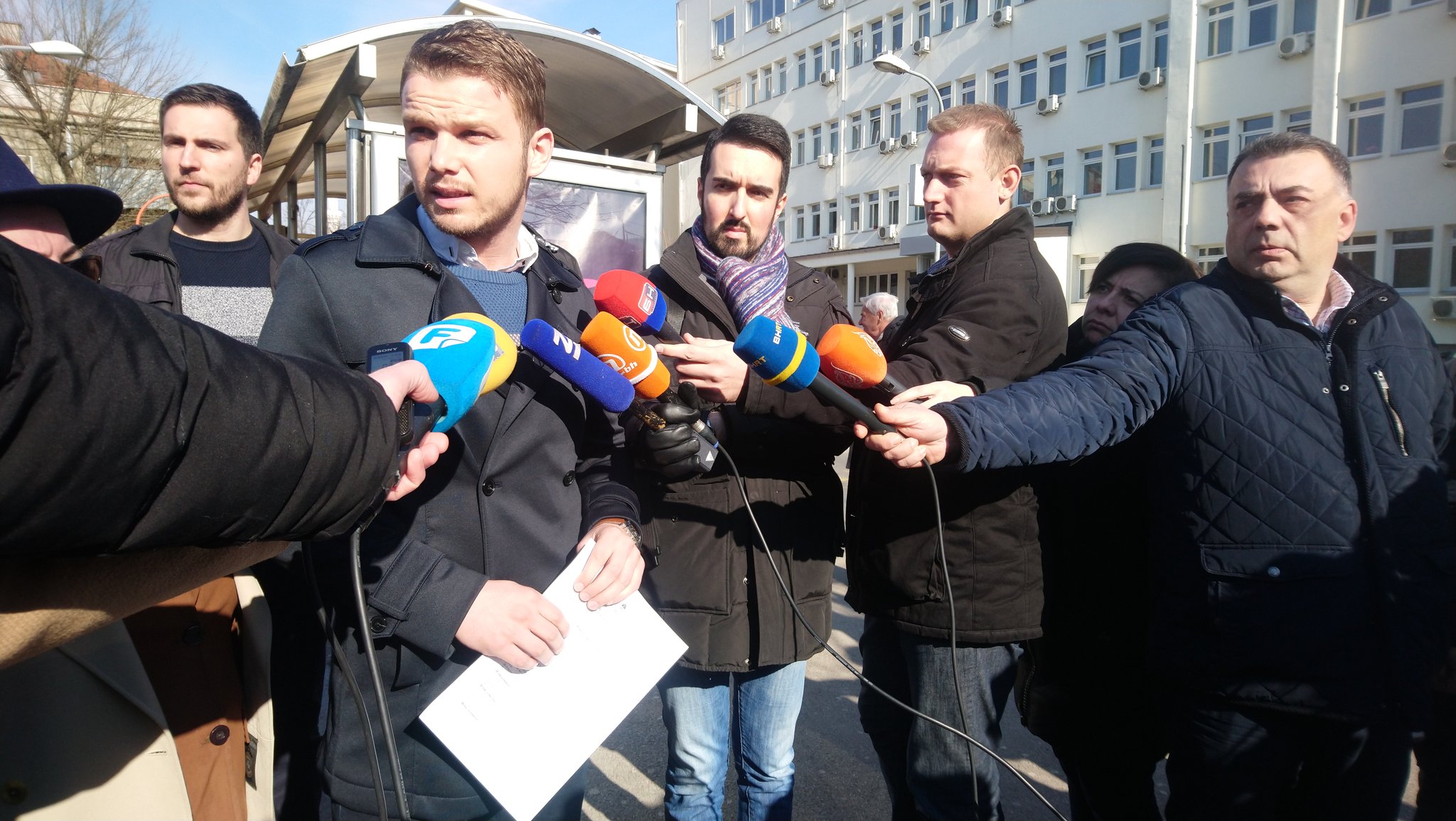 D0QPlJuWwAAmLnm.jpg large