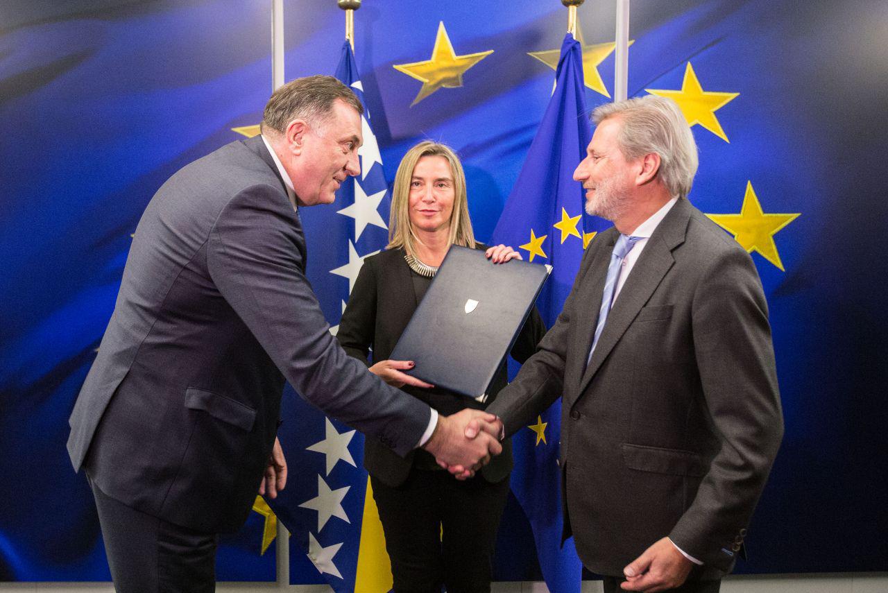 D0z8N4cX4AAx5ti.jpg large