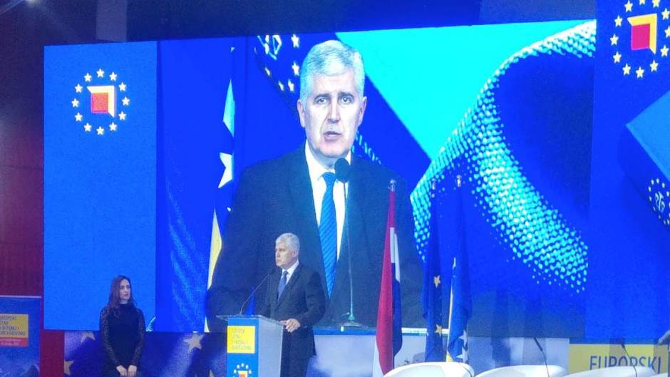 D1nMYKUXgAAnBRz.jpg large