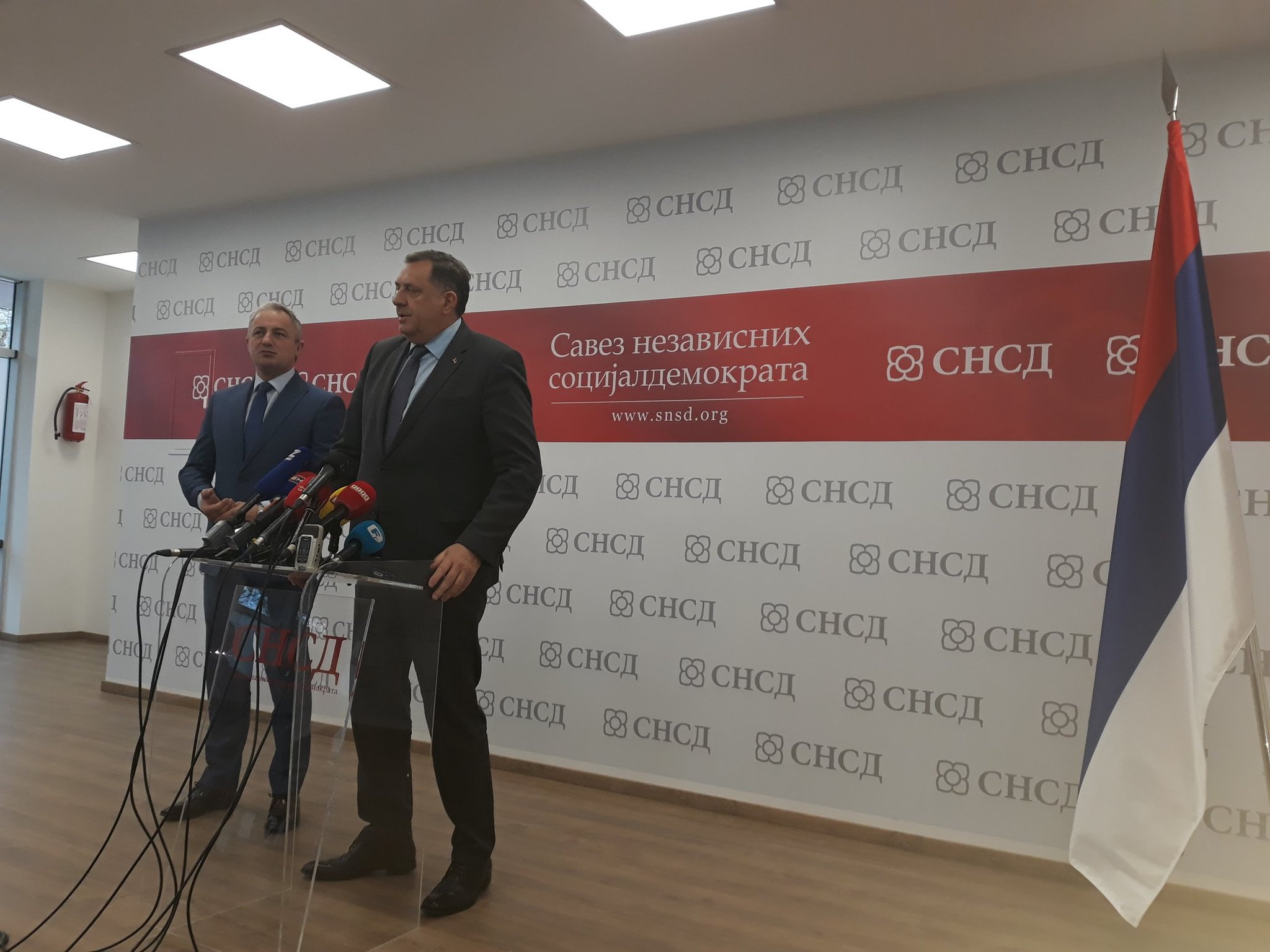 D2lxJ0rWkAAqXq7.jpg large