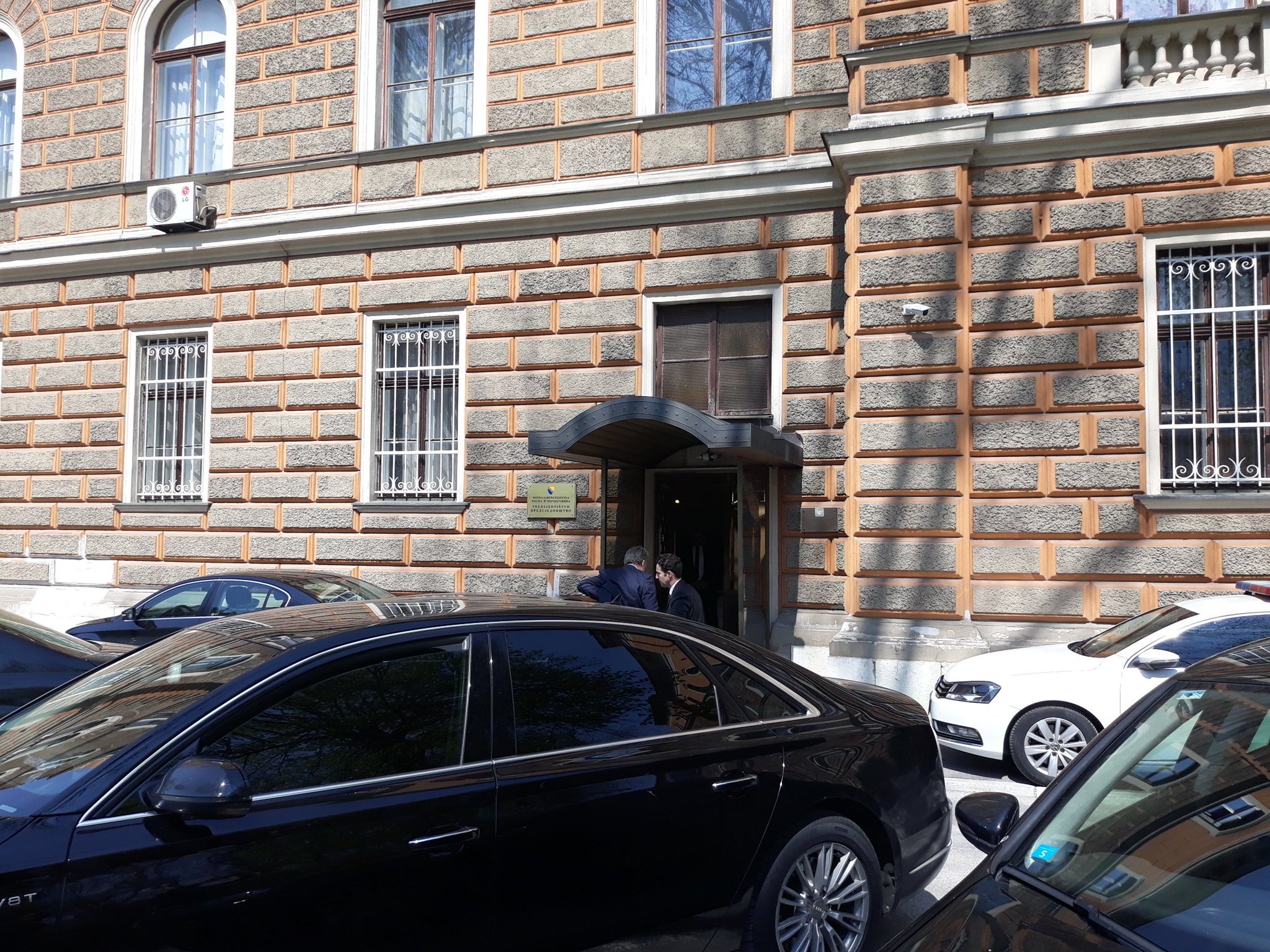 D4WMXkAWAAAizNO.jpg large