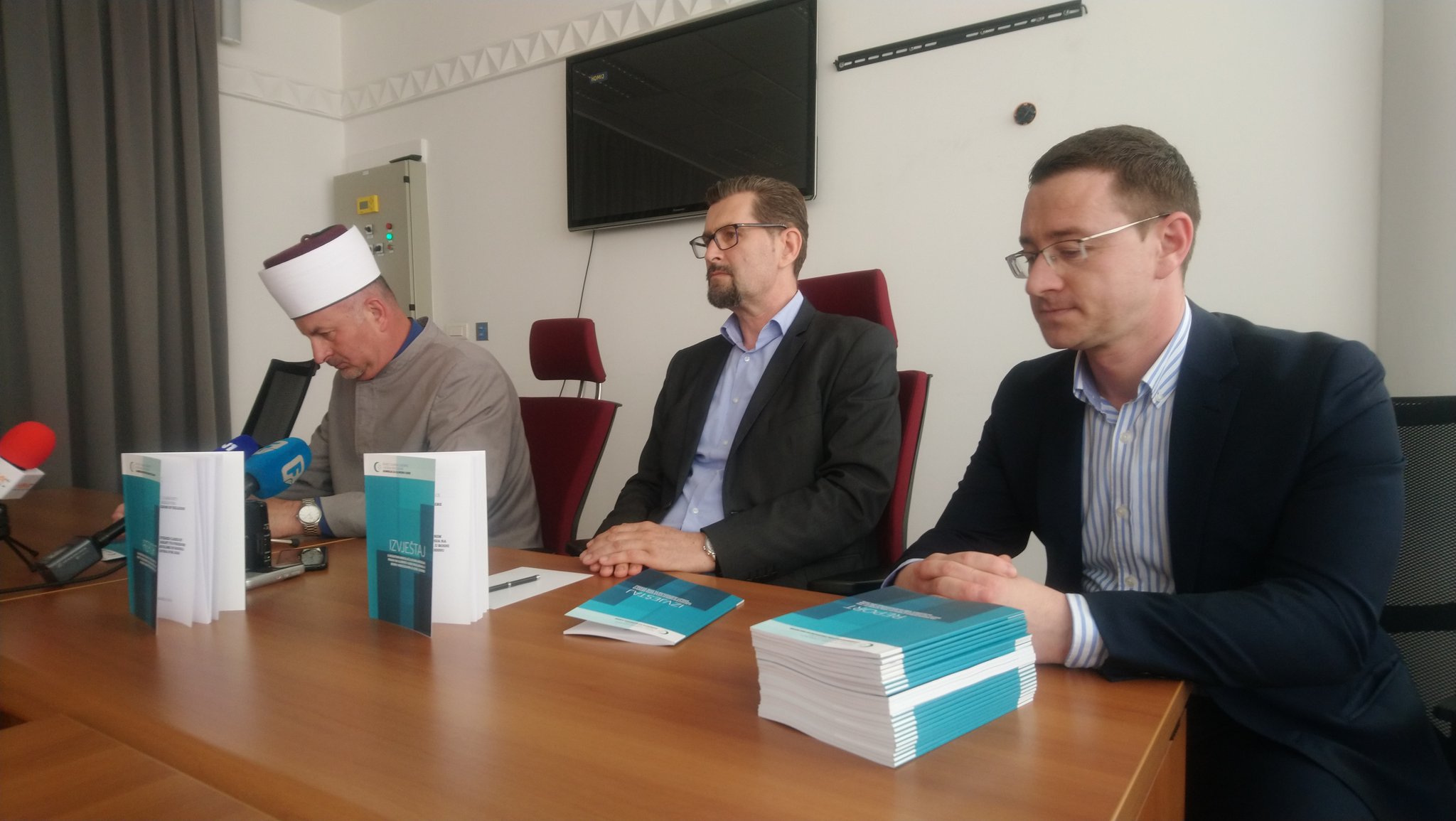 D5EY8awW4AE1R2P.jpg large